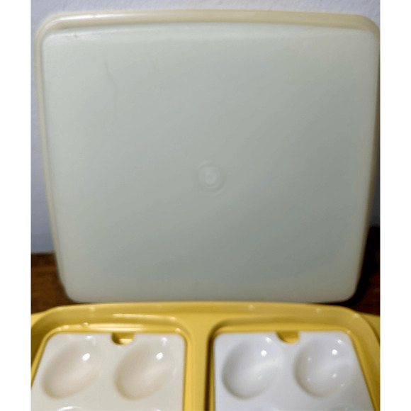 Vintage Tupperware Deviled Egg Keeper Carrier Tray Container Harvest Gold 723-4 - Picture 2 of 8